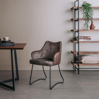 Eetkamerstoel Garda brown velvet, vooraanzicht in een interieur