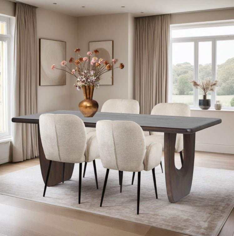 Eettafel Handai bruin mangohout, schuin vooraanzicht in een interieur