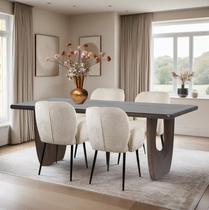 Eettafel Handai bruin mangohout, schuin vooraanzicht in een interieur