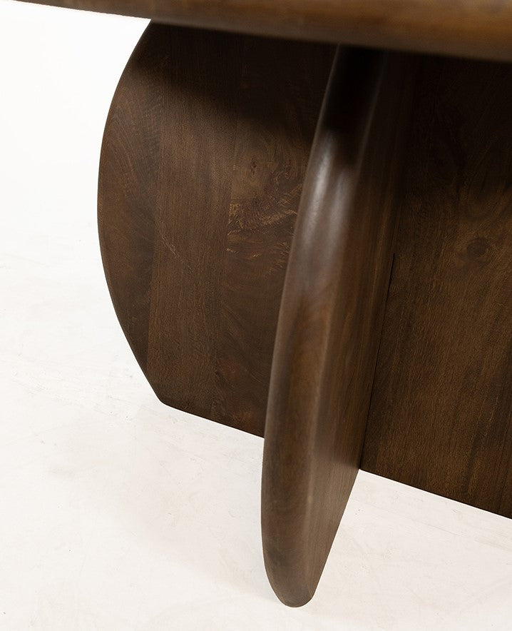 Eettafel Belly mango walnoot magazijn leegverkoop, detail van het materiaal