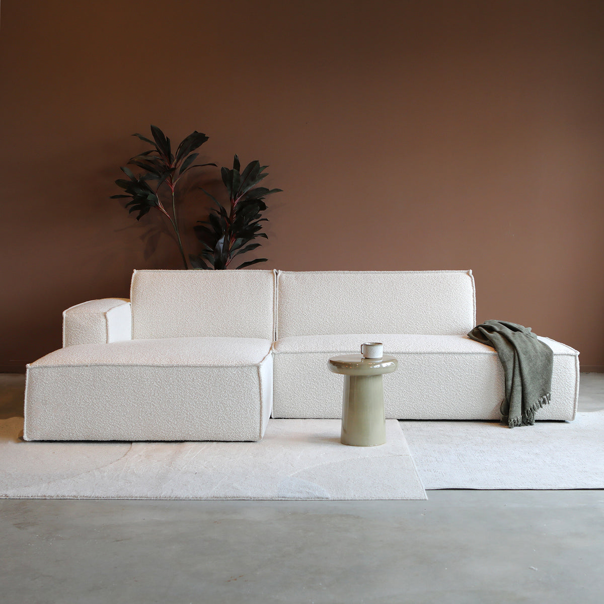 Hoekbank Enzo naturel bouclé, vooraanzicht in een interieur