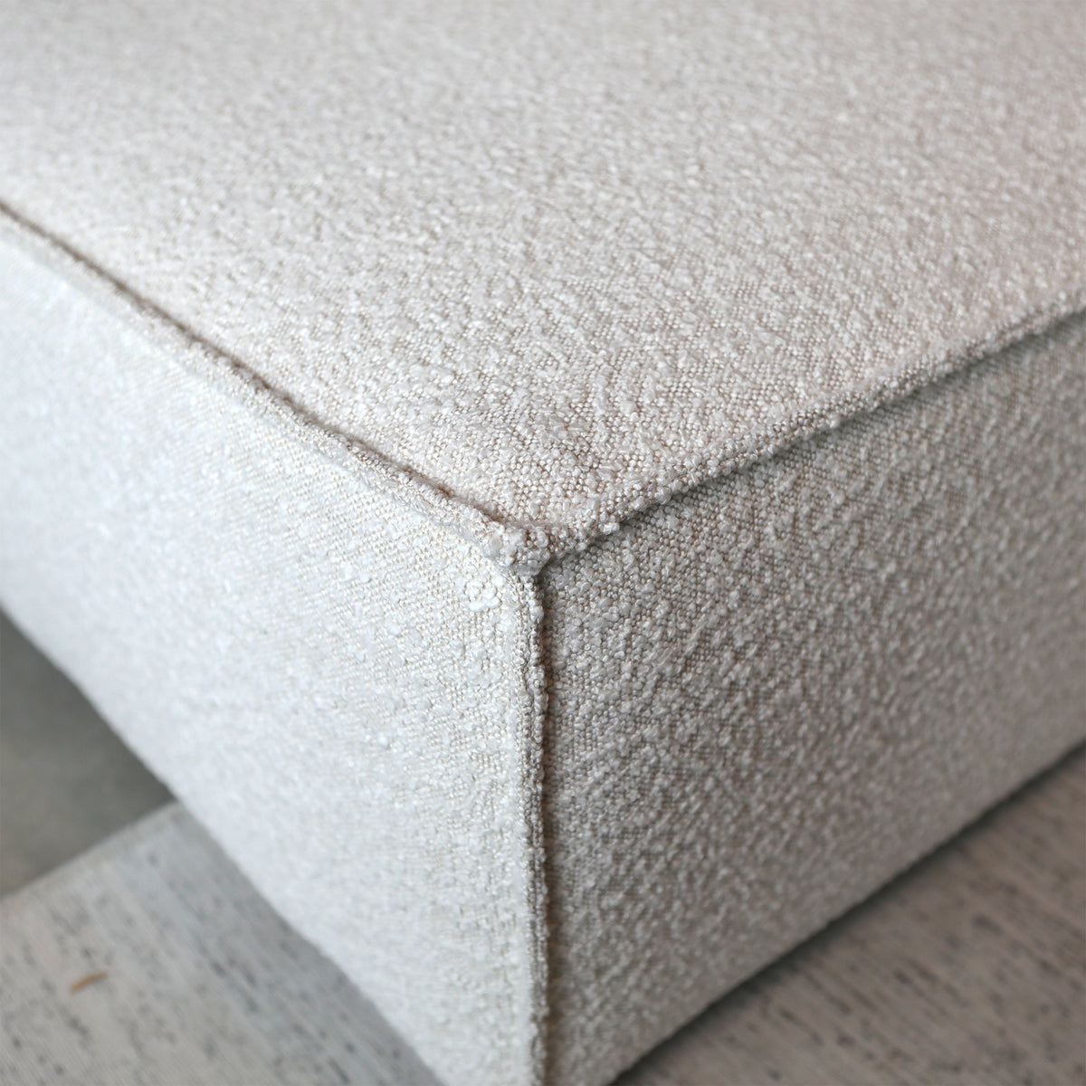 Hoekbank Enzo naturel bouclé, detail van het materiaal