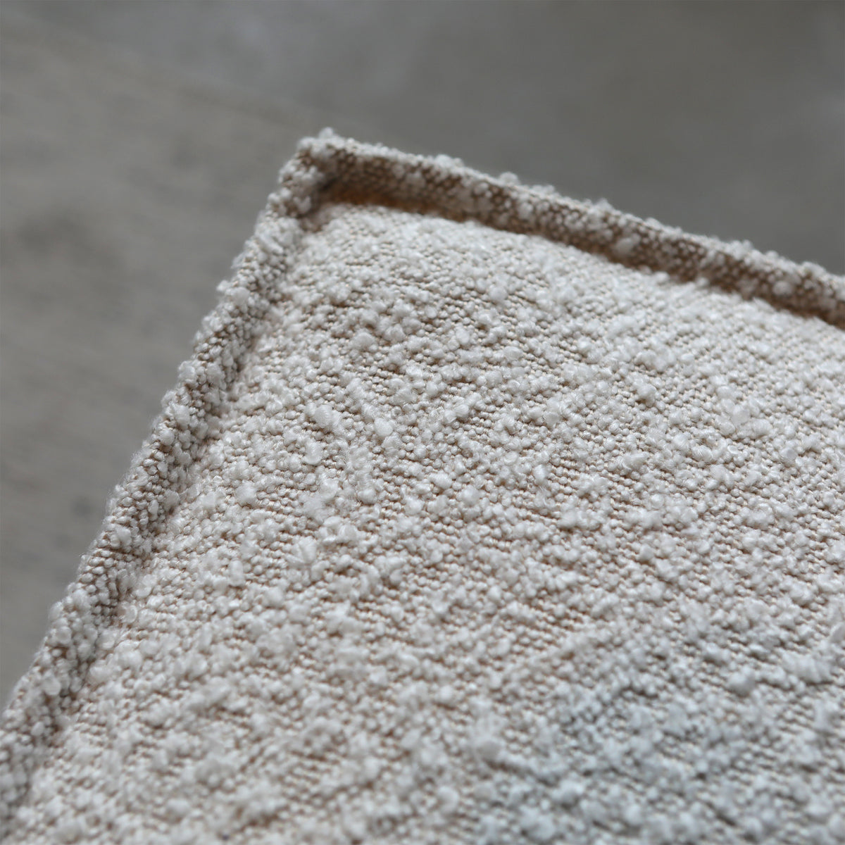 Hoekbank Enzo naturel bouclé, detail van het materiaal
