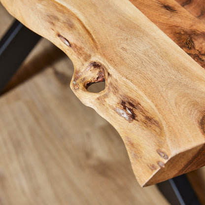 Eettafel Live Edge naturel acaciahout, detail van het materiaal