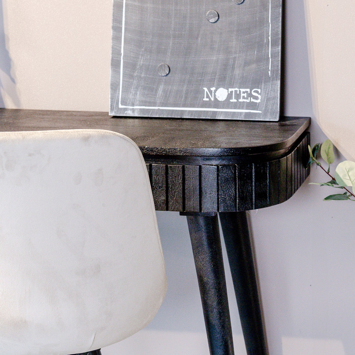 Bureau Nils | Zwart Mangohout