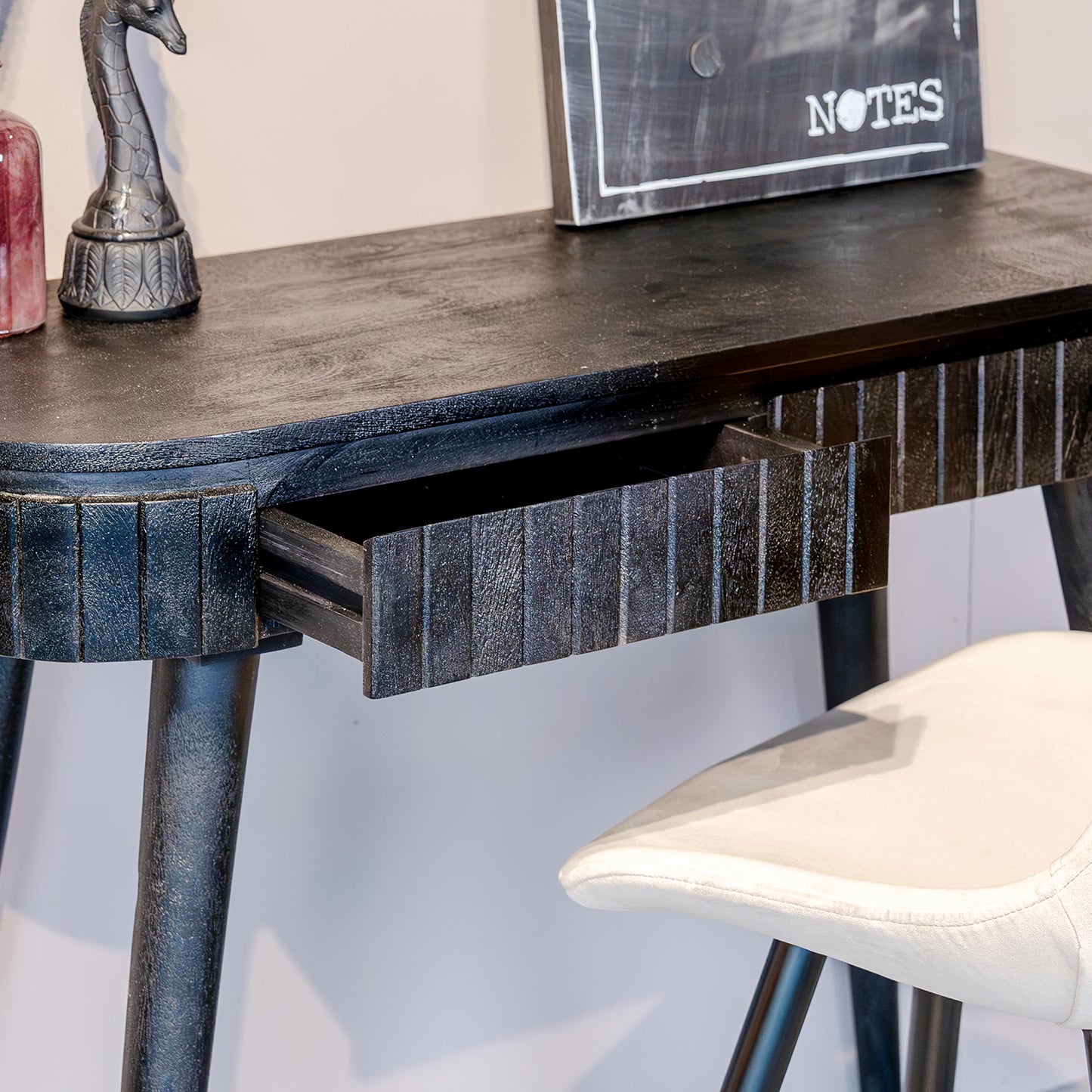 Bureau Nils | Zwart Mangohout