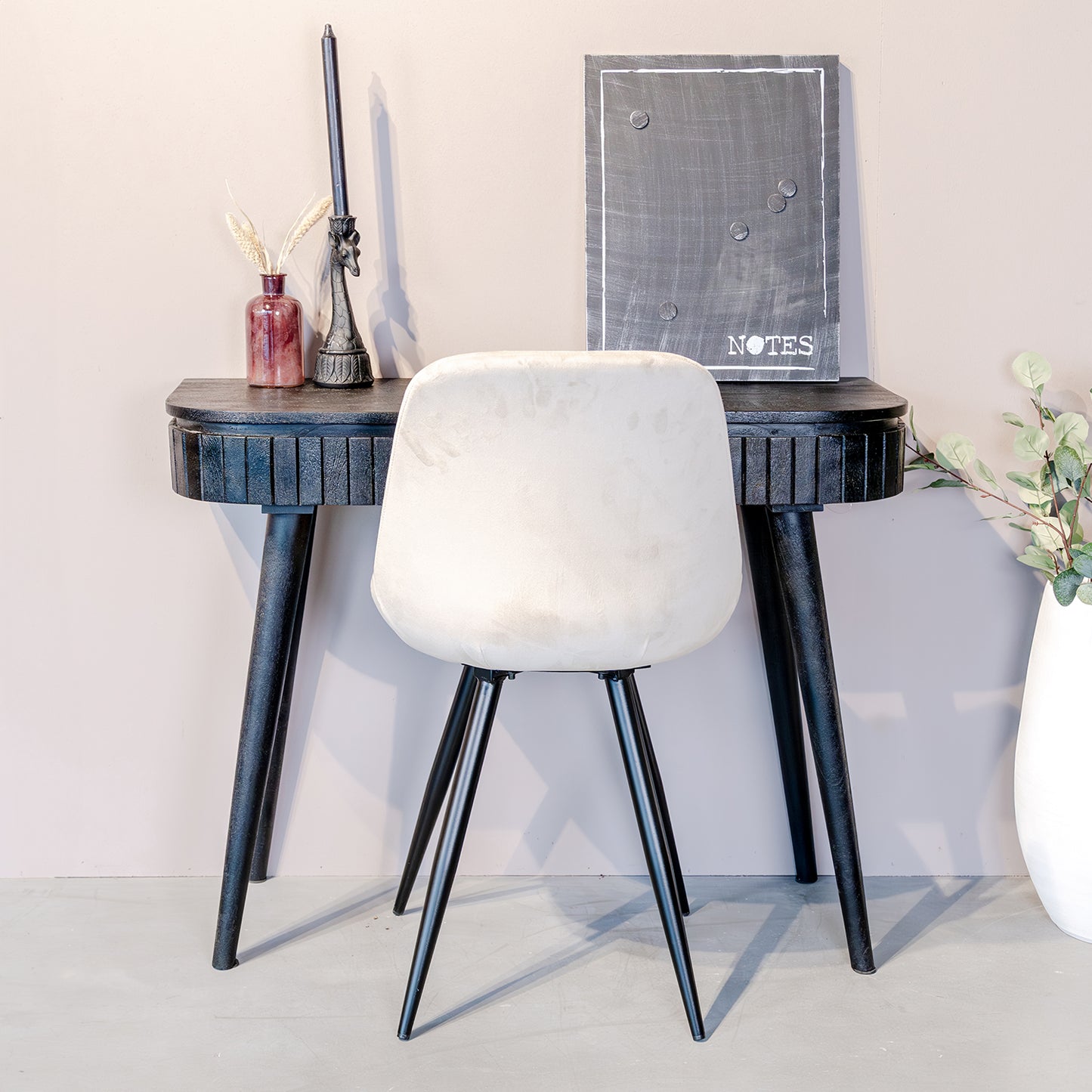 Bureau Nils | Zwart Mangohout