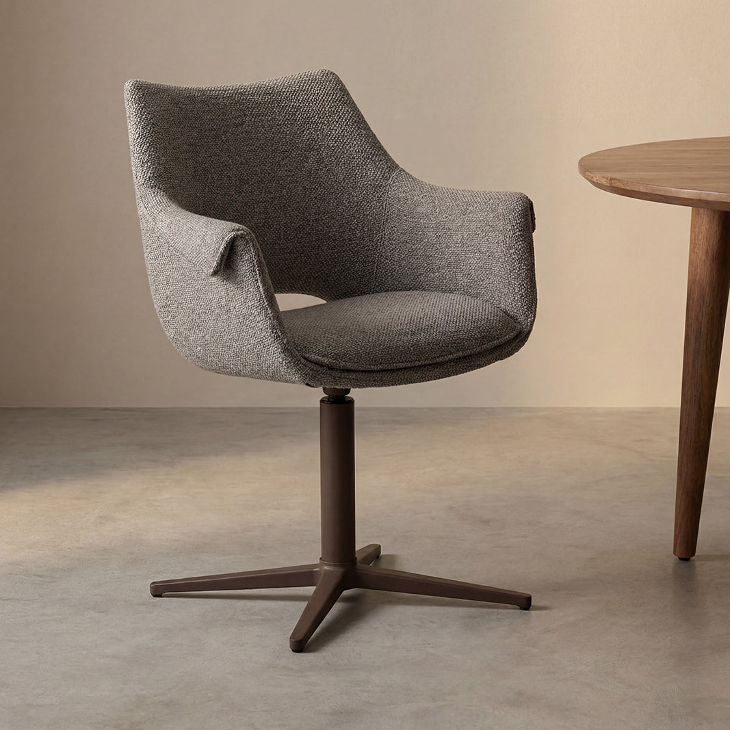 Eetkamerstoel Nozomi beige stof, schuin vooraanzicht in een interieur