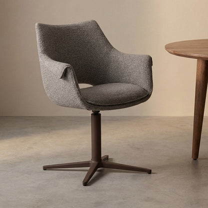 Eetkamerstoel Nozomi beige stof, schuin vooraanzicht in een interieur
