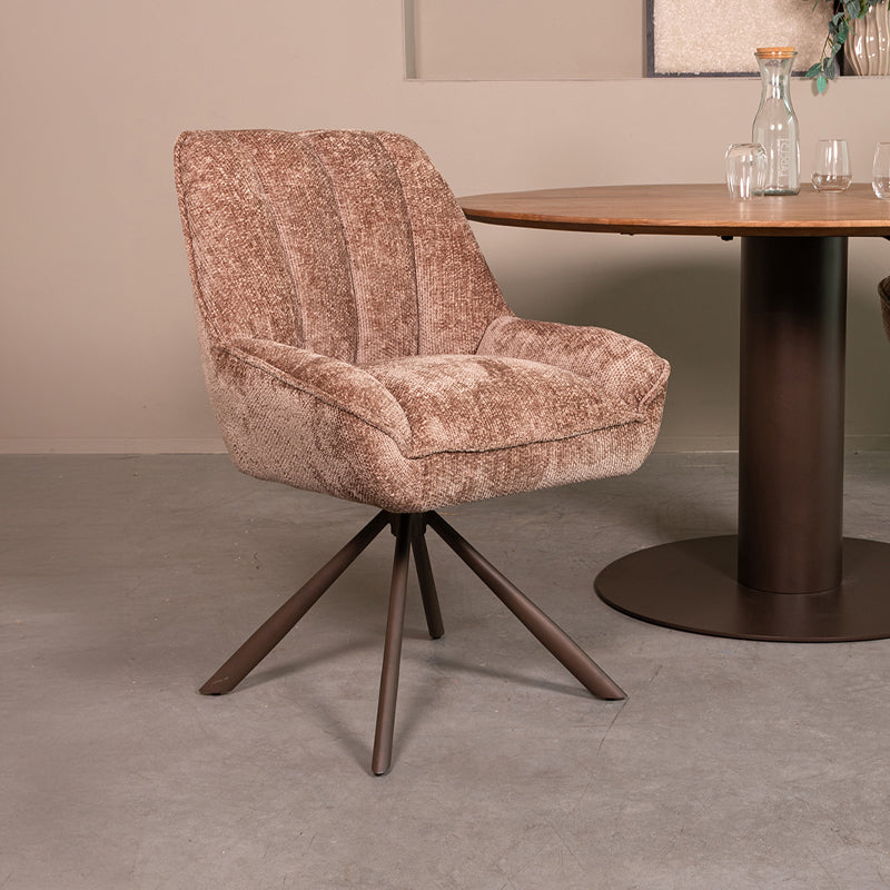 Eetkamerstoel Reims taupe stof, schuin vooraanzicht in een interieur