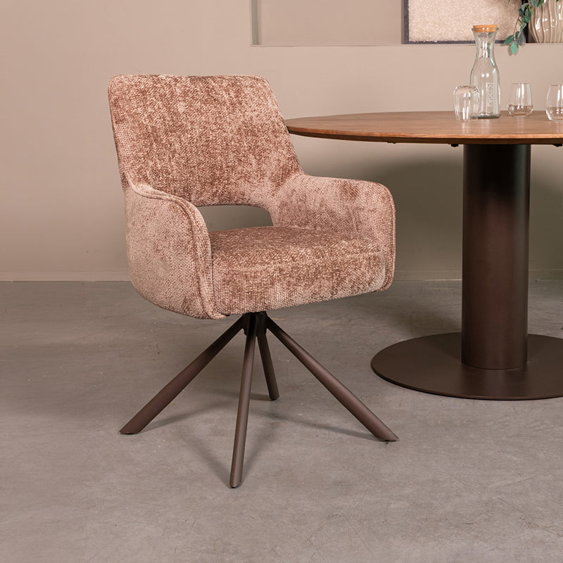 Eetkamerstoel Bergerac taupe stof, schuin vooraanzicht in een interieur
