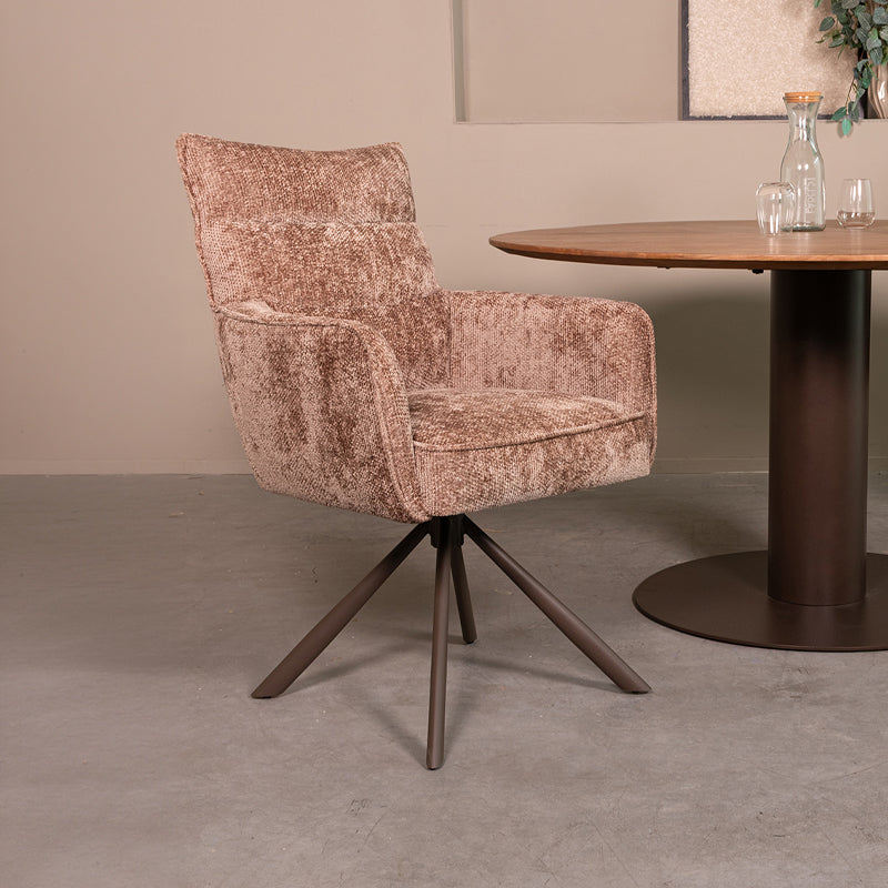 Eetkamerstoel Dubai taupe stof, schuin vooraanzicht in een interieur