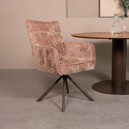 Eetkamerstoel Dubai taupe stof, schuin vooraanzicht in een interieur