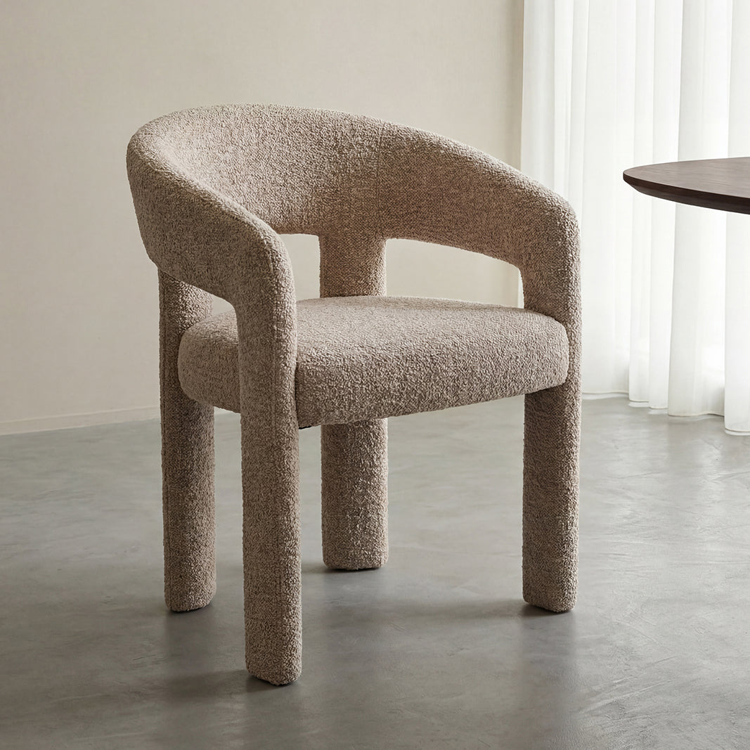 Eetkamerstoel Takara beige stof, schuin vooraanzicht in een interieur