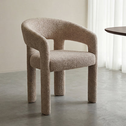 Eetkamerstoel Takara beige stof, schuin vooraanzicht in een interieur