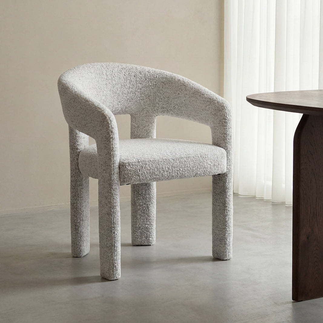 Eetkamerstoel Takara beige stof, schuin vooraanzicht in een interieur