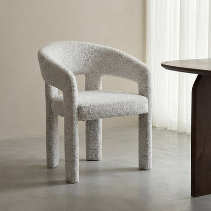 Eetkamerstoel Takara beige stof, schuin vooraanzicht in een interieur