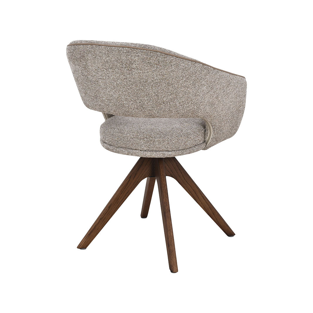 Eetkamerstoel Osuma beige stof, schuin achteraanzicht op witte achtergrond