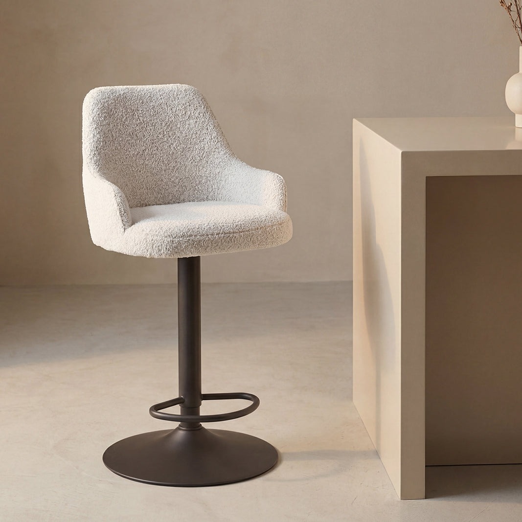 Barkruk Fender kookeiland of bartafel champagne bouclé, schuin vooraanzicht in een interieur