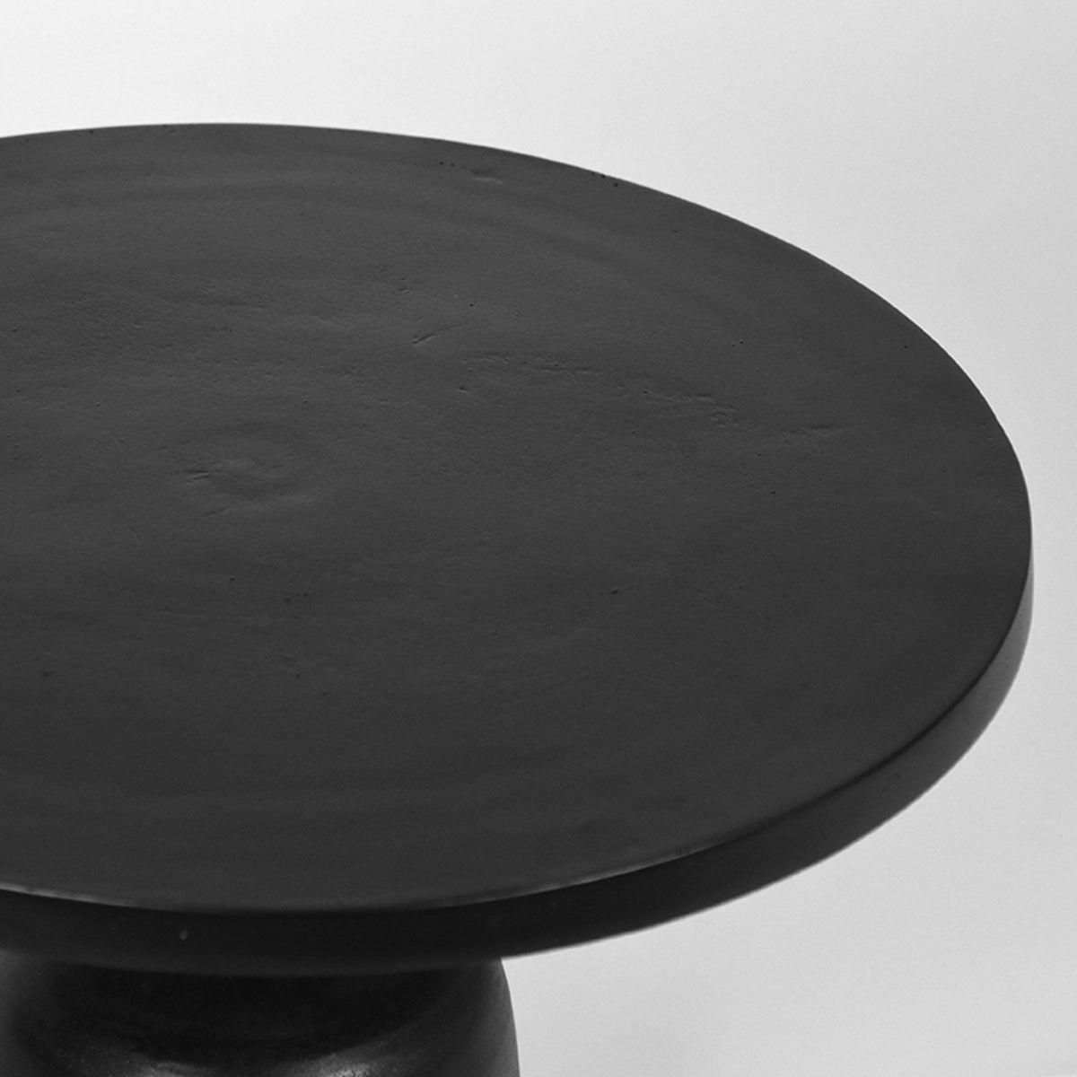 Bijzettafel Wink zwart metaal, detail van het materiaal
