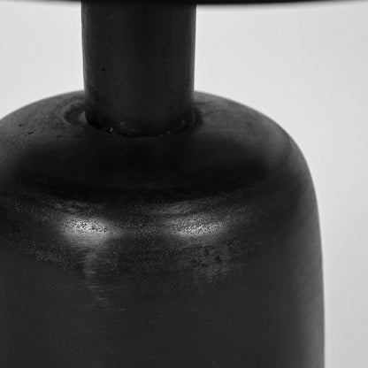 Bijzettafel Wink zwart metaal, detail van het materiaal