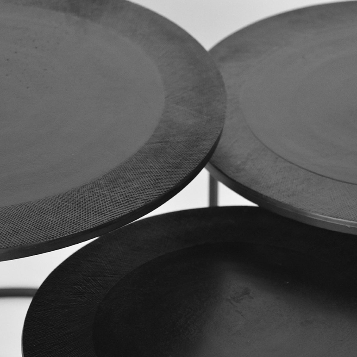 Salontafel Set Tres zwart metaal, detail van het materiaal