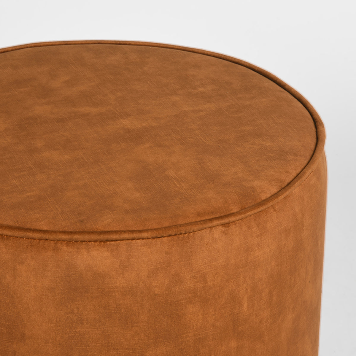 Poef Tibo geel velvet, detail van het materiaal