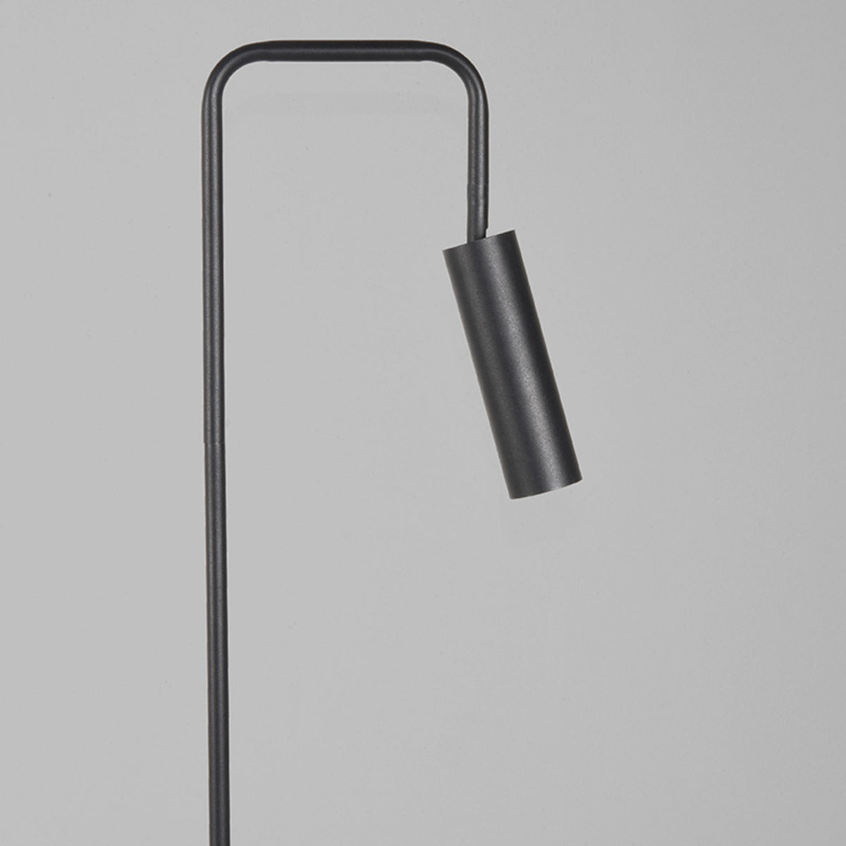 Vloerlamp Ferroli zwart metaal, detail van het materiaal