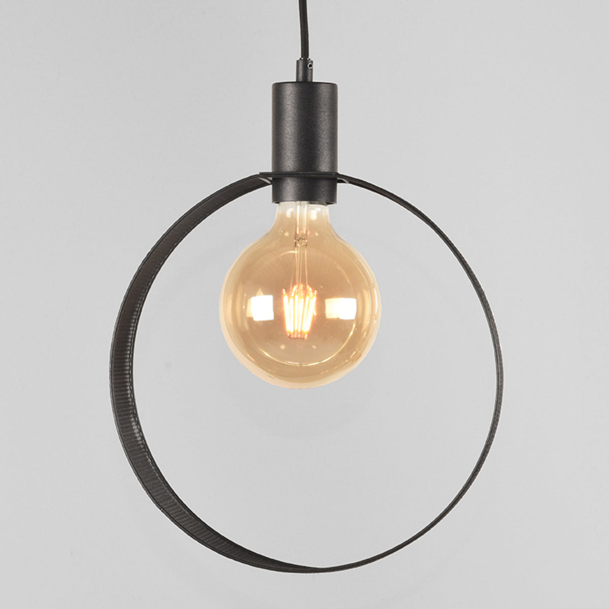 Hanglamp Ronda zwart metaal, detail van het materiaal