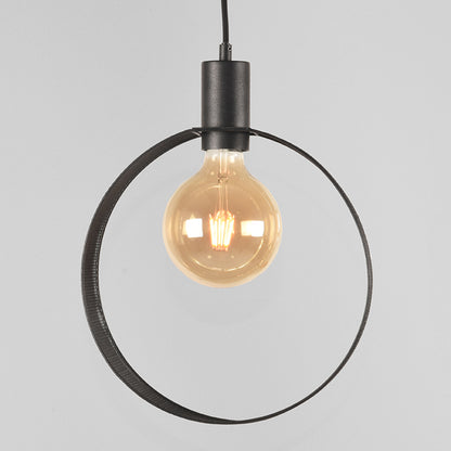 Hanglamp Ronda zwart metaal, detail van het materiaal