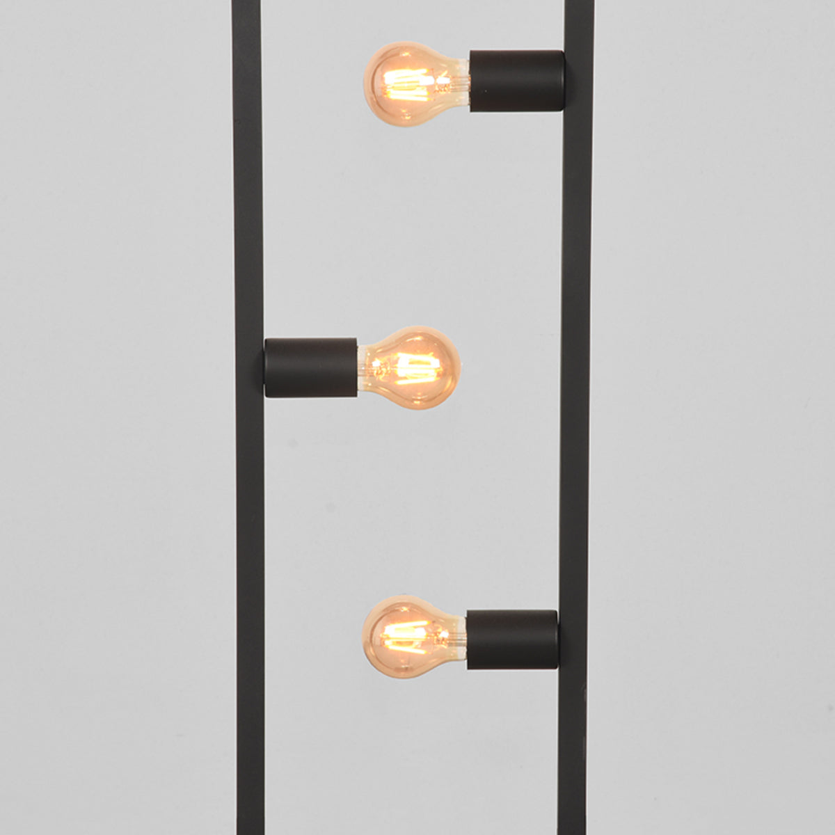 Vloerlamp Quadrato zwart metaal, detail van het materiaal