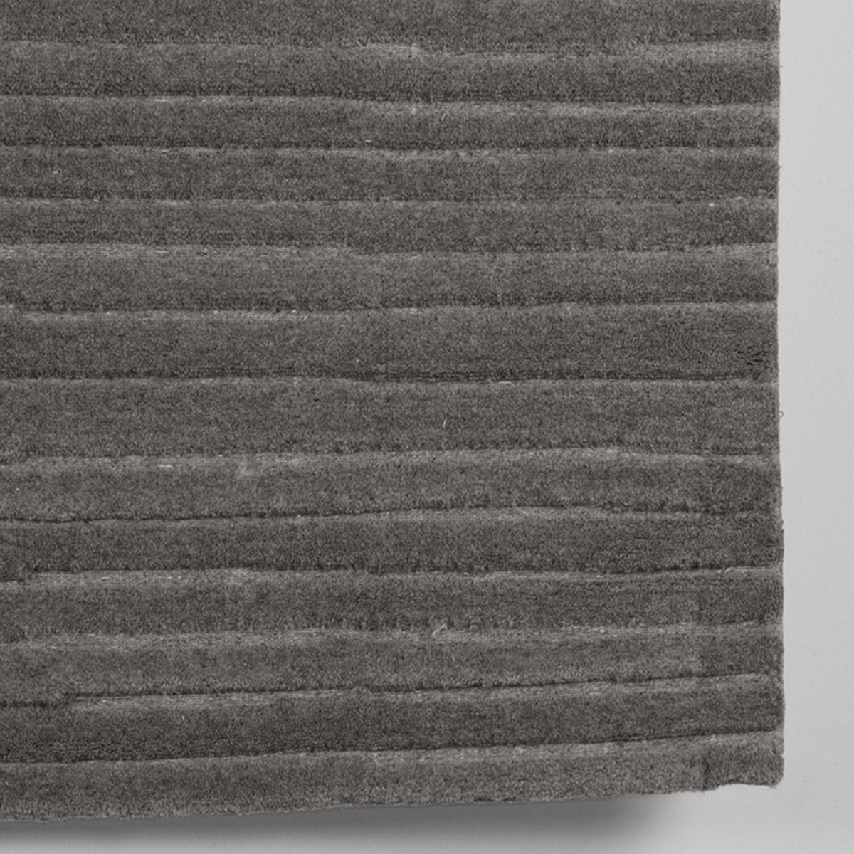Vloerkleed Luxy | Antraciet Wol | 200x300 cm — Zijaanzicht - witfoto