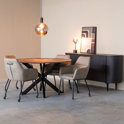 Eetkamerstoel Lenny taupe magazijn leegverkoop in een interieur