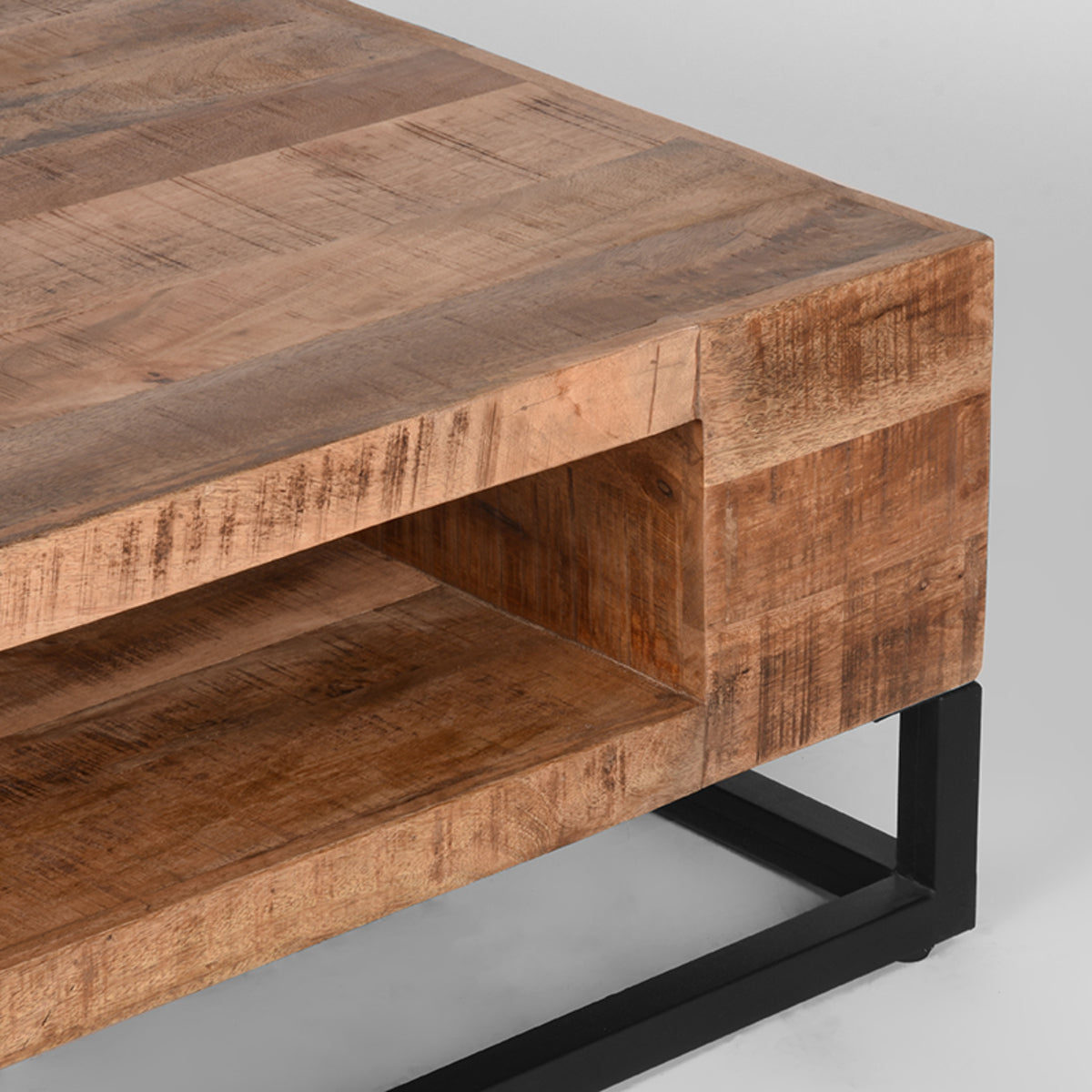 Salontafel Cube mangohout, detail van het materiaal