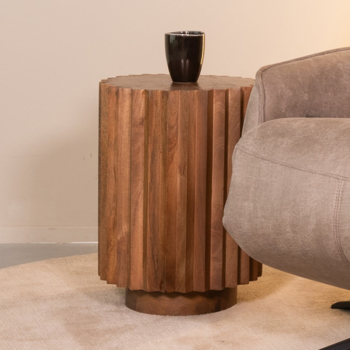 Bijzettafel Novan naturel mangohout, vooraanzicht in een interieur
