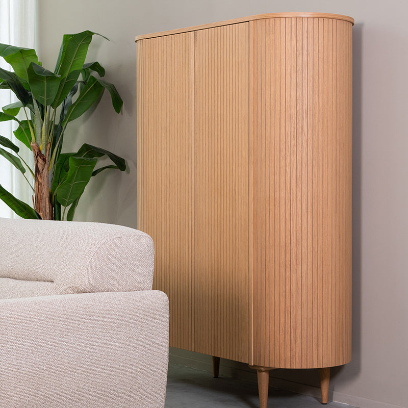 Opbergkast Oliva naturel eikenhout, schuin vooraanzicht in een interieur