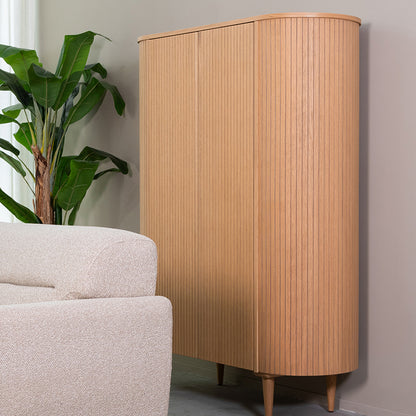 Opbergkast Oliva naturel eikenhout, schuin vooraanzicht in een interieur