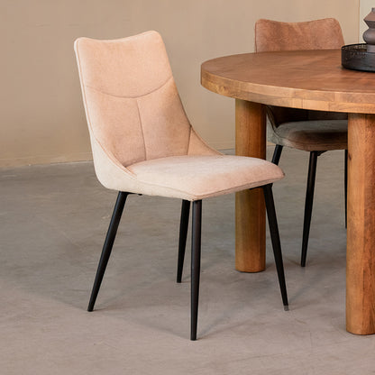 Eetkamerstoel Riv naturel cato magazijn leegverkoop, schuin vooraanzicht in een interieur