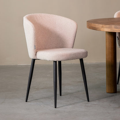 Eetkamerstoel Wave naturel bouclé, schuin vooraanzicht in een interieur