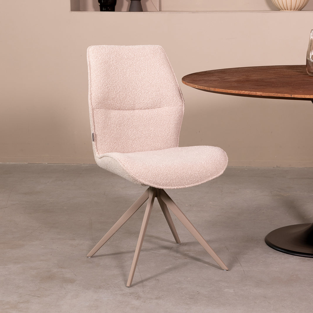 Eetkamerstoel Comfy naturel bouclé, schuin vooraanzicht in een interieur