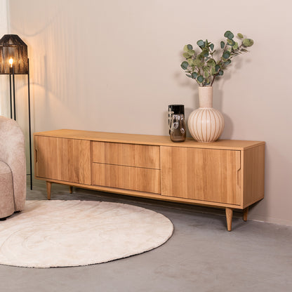 TV-Meubel Jule naturel eikenhout, schuin vooraanzicht in een interieur
