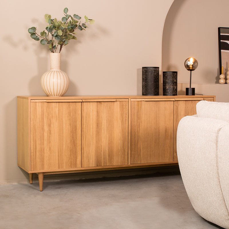 Dressoir Jule naturel eikenhout, vooraanzicht in een interieur
