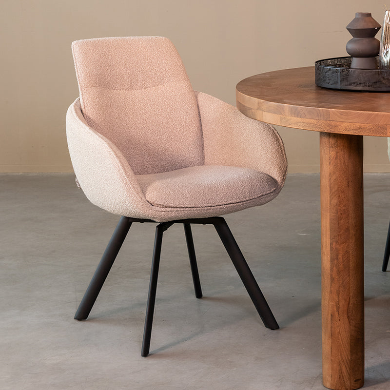 Eetkamerstoel Beauty naturel bouclé magazijn leegverkoop, schuin vooraanzicht in een interieur