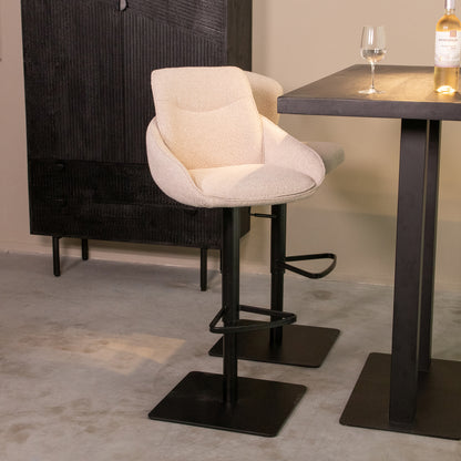 Barkruk Beauty kookeiland of bartafel naturel bouclé, schuin vooraanzicht in een interieur