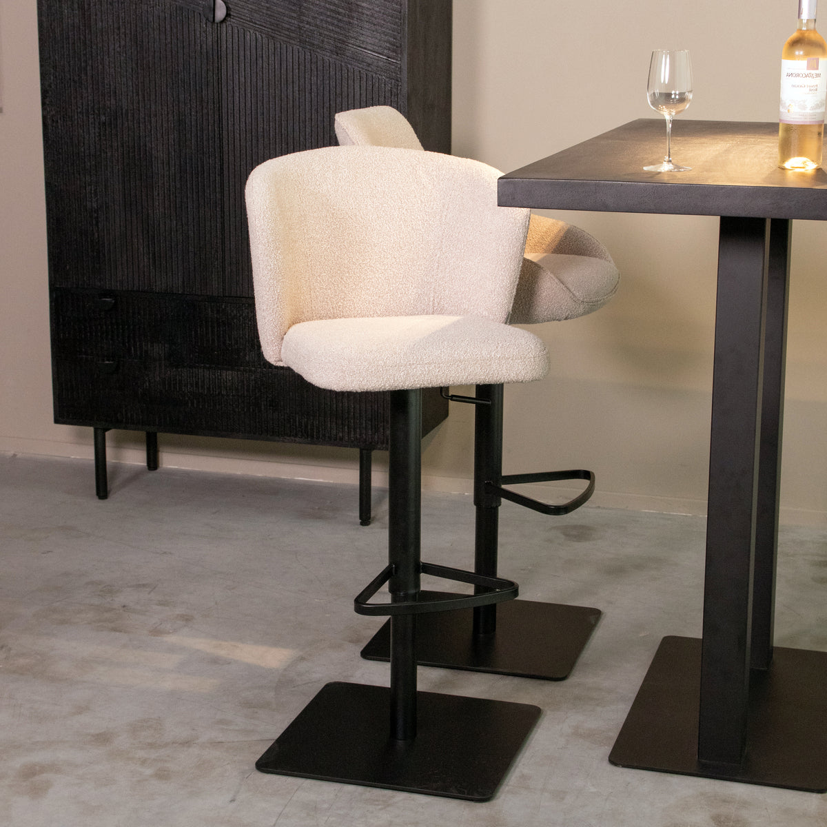 Barkruk Wave kookeiland of bartafel naturel bouclé, schuin vooraanzicht in een interieur