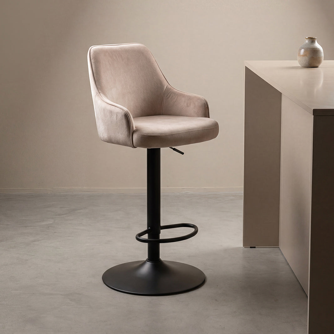 Barkruk Fender velvet, schuin vooraanzicht in een interieur