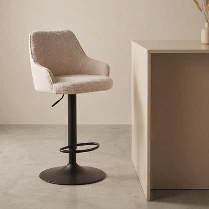 Barkruk Fender kookeiland of bartafel naturel bouclé, schuin vooraanzicht in een interieur