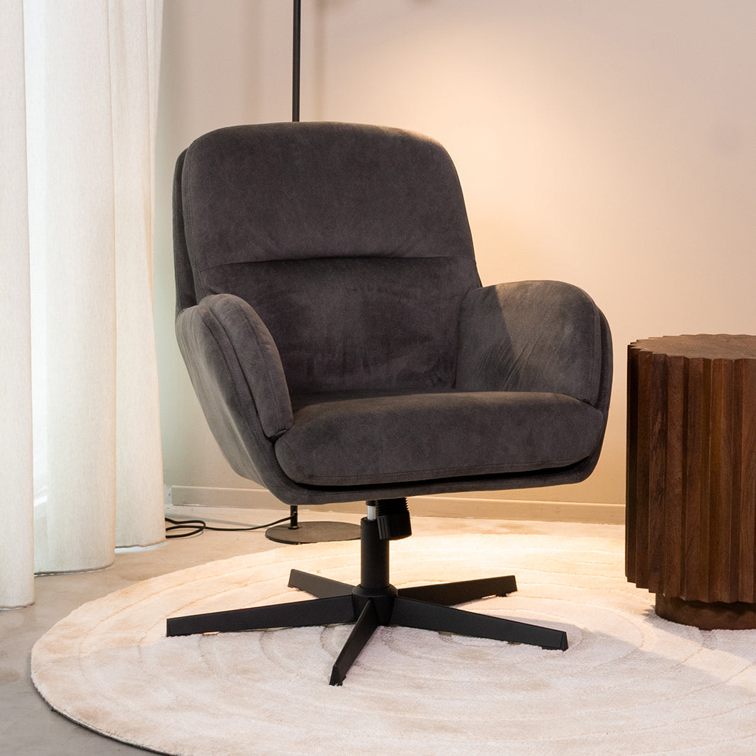 Draaifauteuil Moss | Antraciet Cosmo | Magazijn leegverkoop — Vooraanzicht - sfeer