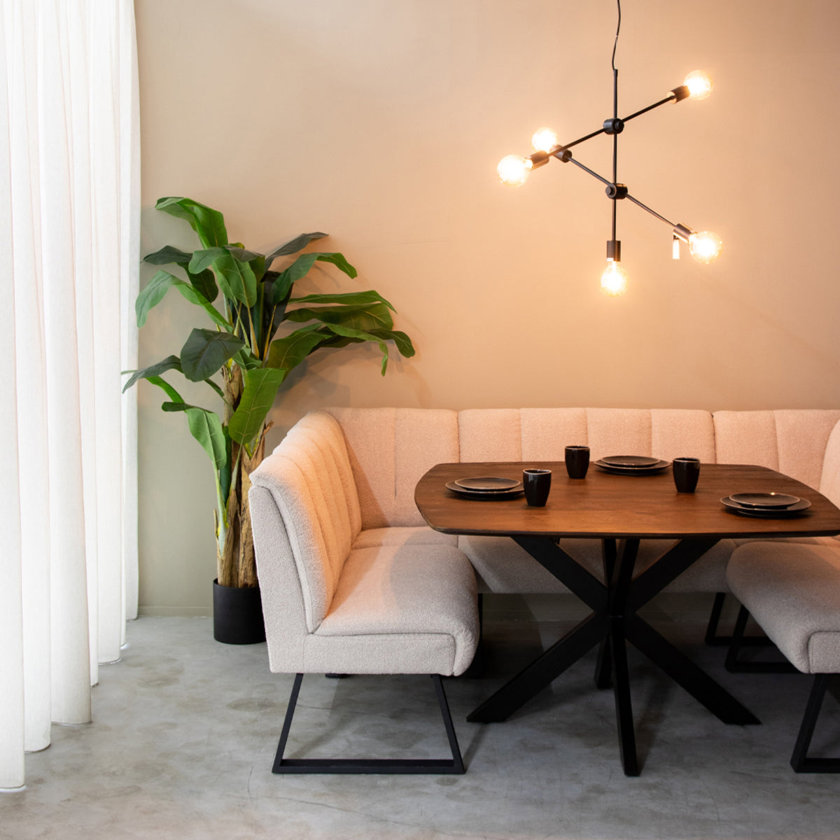 Eetkamerbank Modula 2-zits 100x62x92, schuin vooraanzicht in een interieur