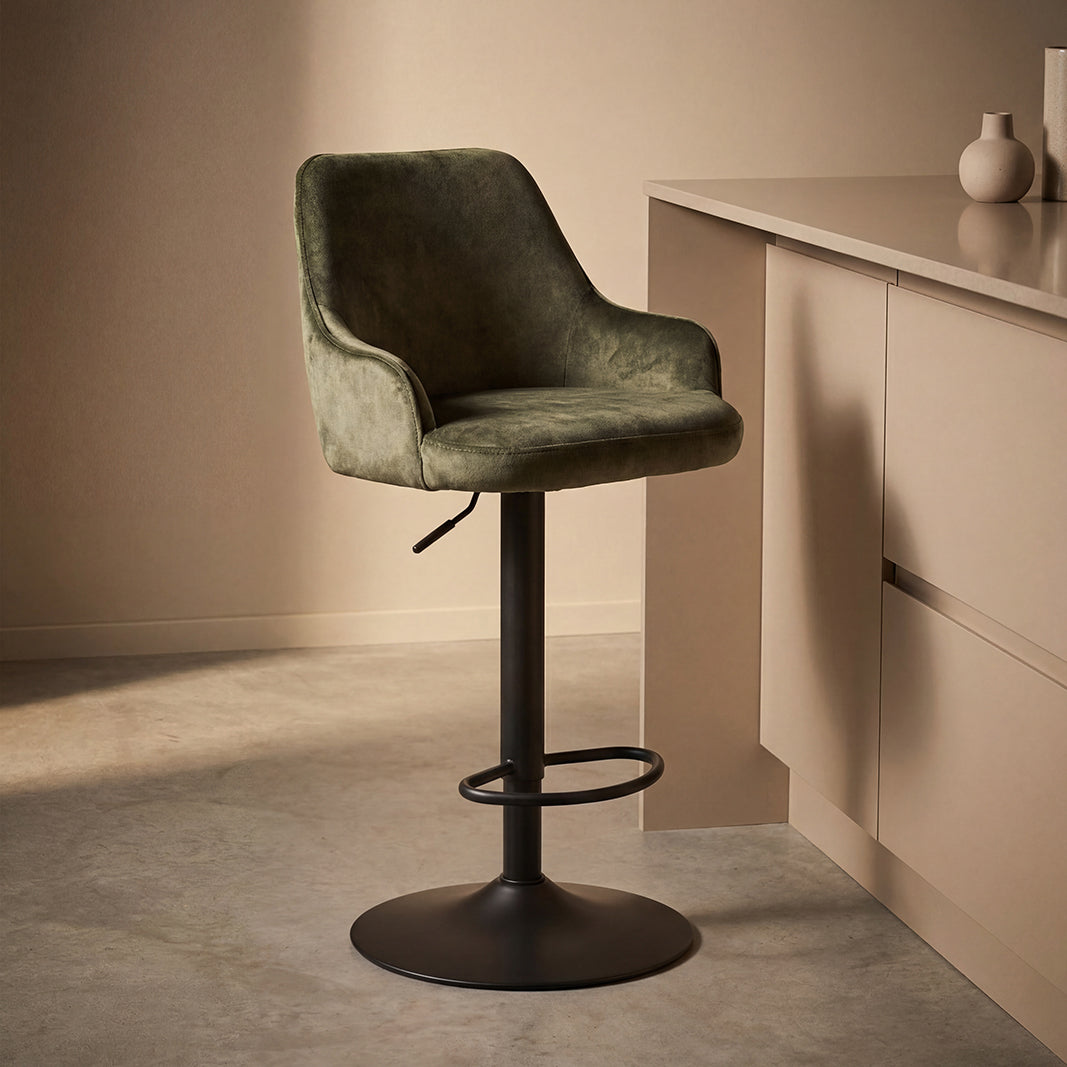 Barkruk Fender groen velvet, schuin vooraanzicht in een interieur